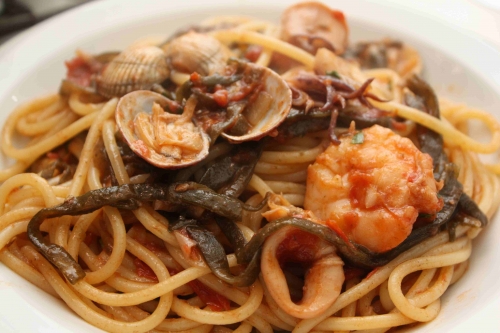 Spaghettis aux fruits et haricots de mer