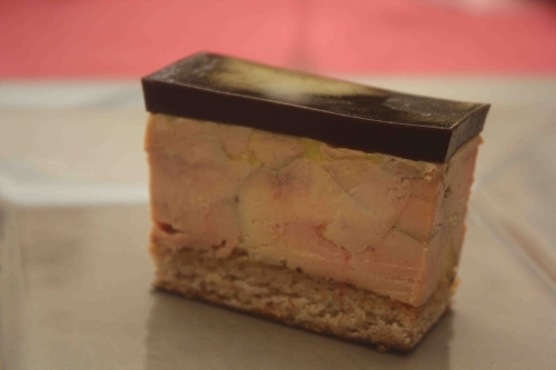 Foie gras maison comme un dessert, joconde noisette et gelée cacao
