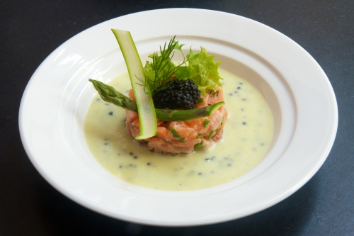 Vichyssoise glacée au “caviar” de hareng et tartare de saumon