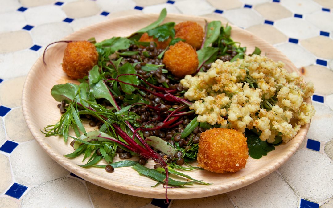 Salade d’herbes et lentilles, Herve pané au panko, gastrique à l’ananas