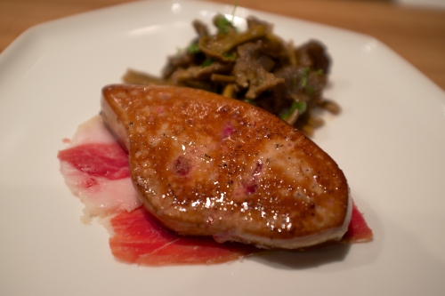 Foie gras d’oie poêlé, jambon noir de Bigorre et salade de chanterelles