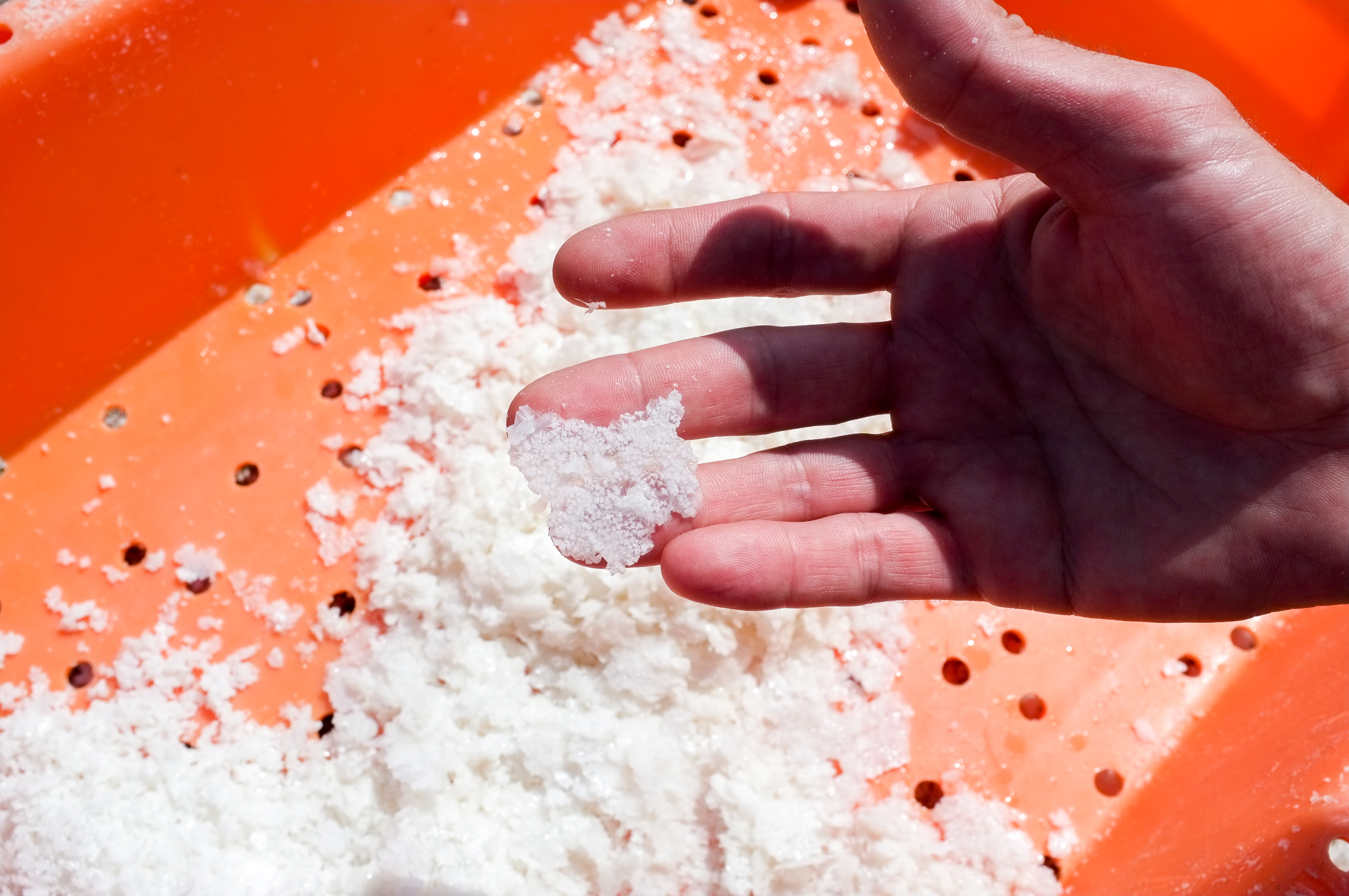 Une toute petite partie de la production de fleur de sel de Jorge Raiado est faite de très gros flocons de sel.