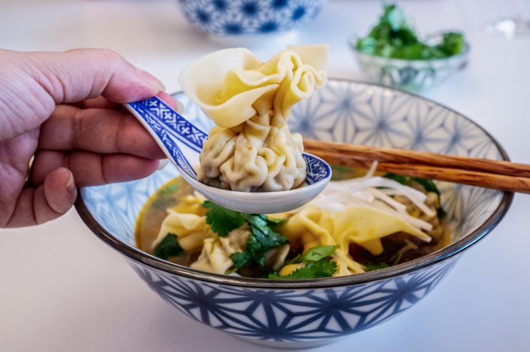 Soupe de raviolis wontons maison pour le Nouvel An chinois La cuisine à quatre mains